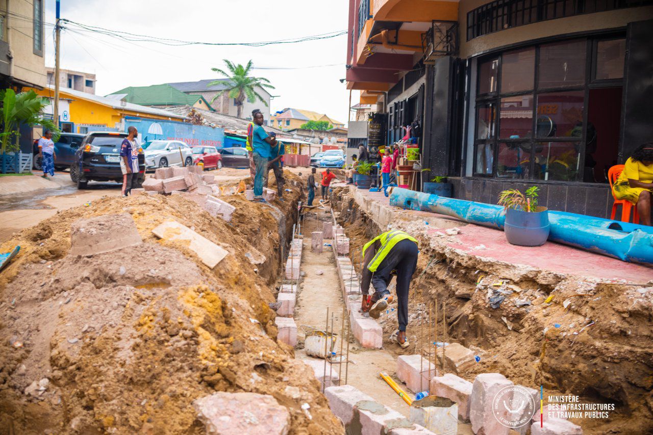 Lutte contre les inondations à Kinshasa : le ministre John Banza Lunda s’inspire du modèle angolais pour des solutions durables