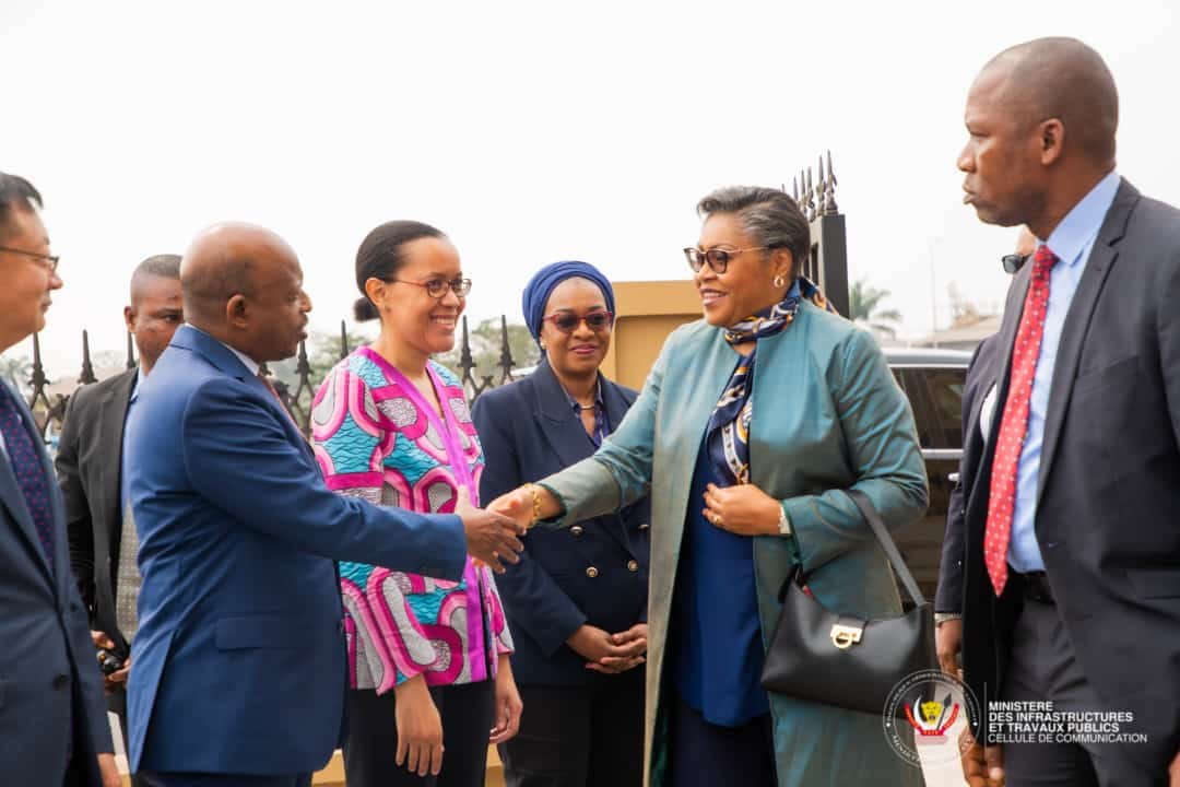 Centre culturel et des Arts de l'Afrique Centrale : aux côtés de la Première Ministre, Alexis Gisaro fournit des explications claires sur l'évolution des travaux