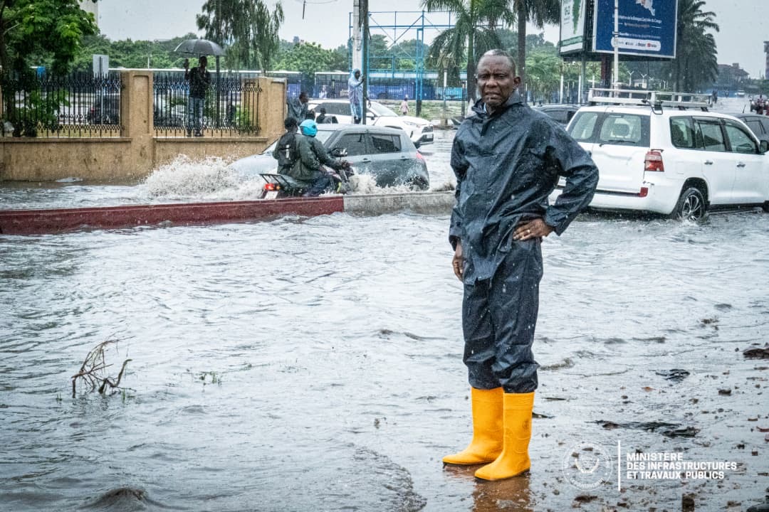 Dimanche pluvieux à Kinshasa, le ministre des infrastructures et travaux publics John Banza Lunda en inspection sur quelques sites à problème.