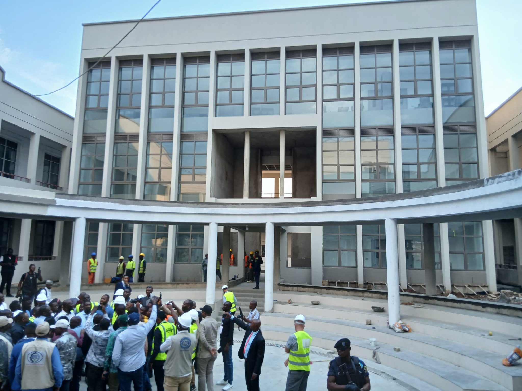 Ituri : le ministre John Banza Lunda inspecte plusieurs chantiers structurants à Bunia