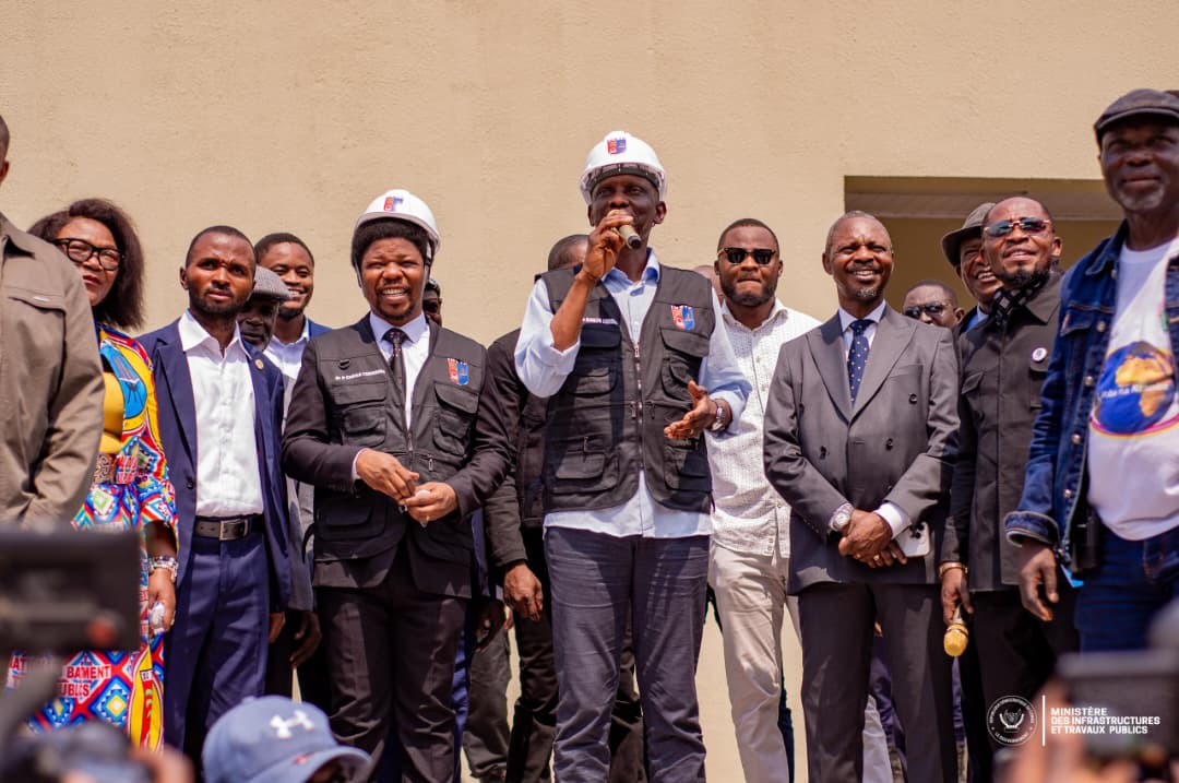 INBTP : John Banza Lunda impressionné par l’ingéniosité des étudiants.