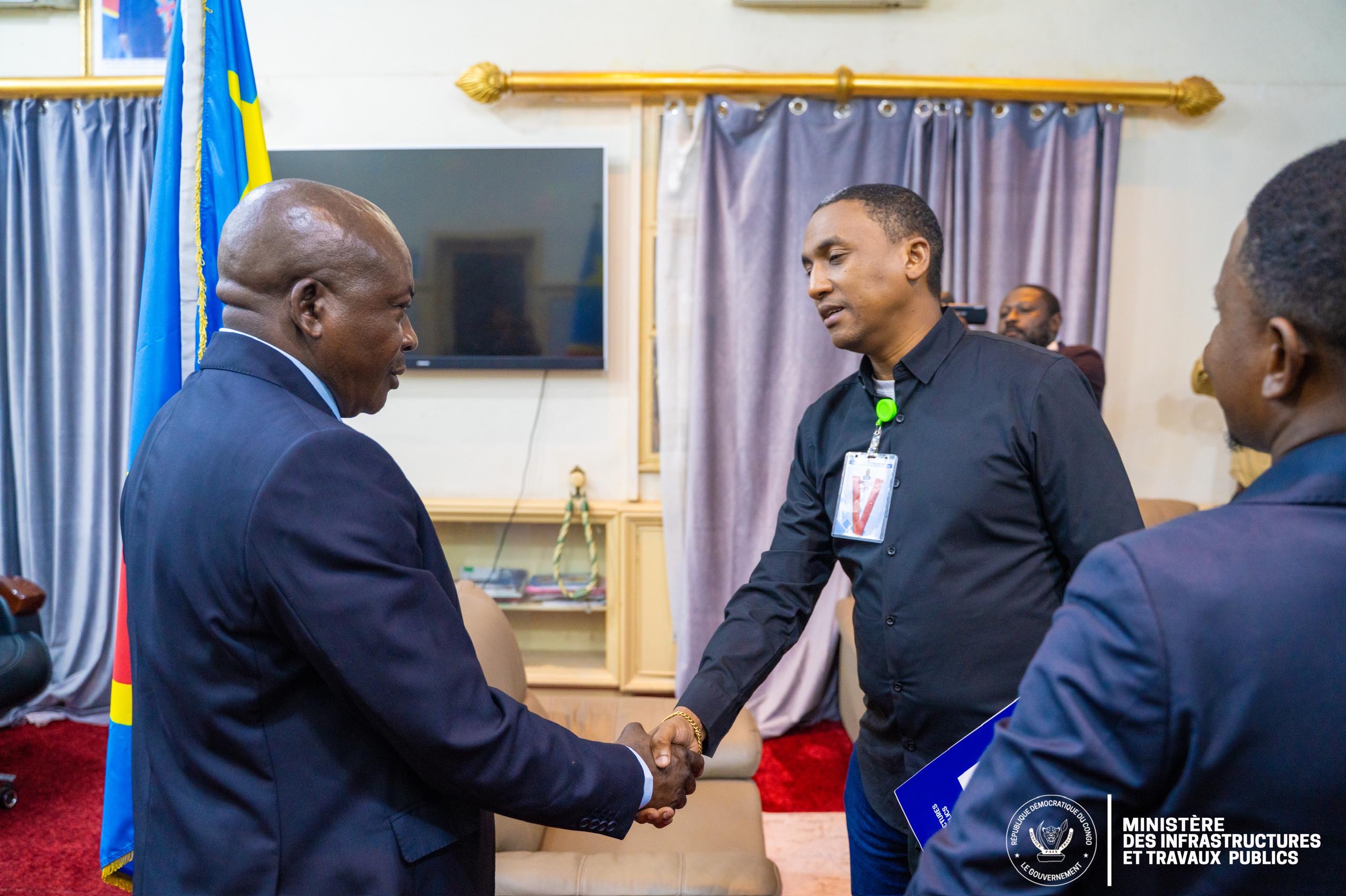 Kasaï Central : Sur instruction du ministre John Banza Lunda, le conseiller Junior Nembalemba en mission d’inspection des chantiers d’infrastructures.